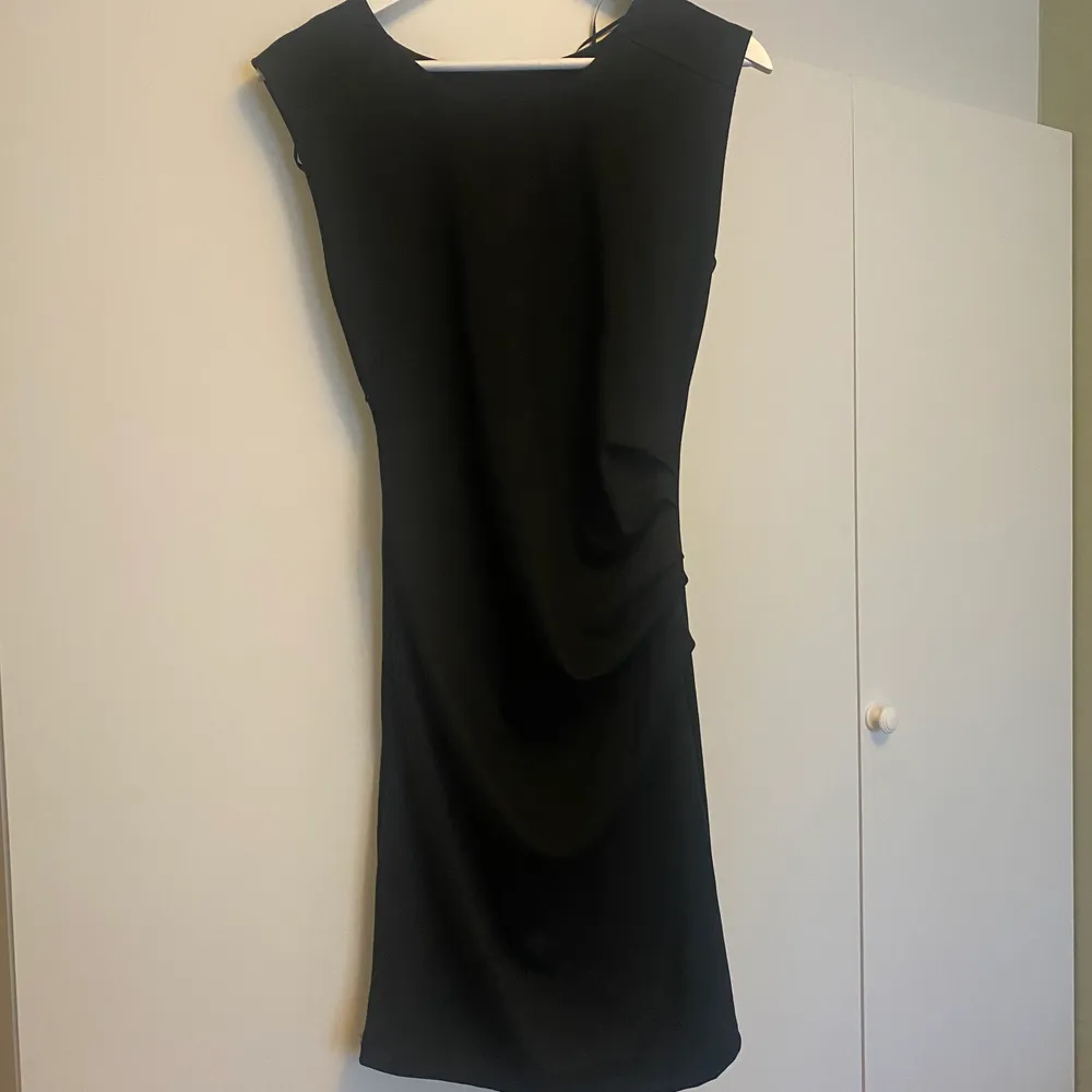 Säljer en slimmad svart klänning i storleken S. Köpte klänningen från zalando från märket KAFFE. Endast provad!. Klänningar.