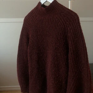 Stickad tröja från &otherstories - Säljer en väldigt skön och fin stickad tröja från Other stories i en en vinröd färg. Den är is strl xs men ganska oversize och passar även en s. Ärmarna är vida och tröjan är rätt lång. Nypris ligger runt 800 kr. 