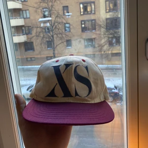 Paco rabanne Paris keps rare  - Vintage Paco rabanne cream white bas och vin röd kepa och spänne av läder brodering med silver och vin röda detaljer🕺🏻 tar bud från : 350 