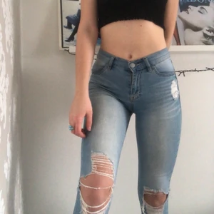 Junkyard ripped jeans strl xs - ett par dundersnygga ljusblå ripped jeans från junkyard som tyvärr är på gränsen till för små för mig så därför säljer jag dom! passformen är tight men med stretch så ändå bekväma! buda i kommentarerna eller skriv privat för mer info<3
