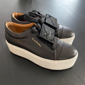 Acne skor storlek 35 - Något stora i storleken så skulle säga en 36a, knappt använda.