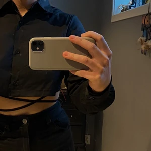 Skjorta  - Svart kortare skjorta med trevlig rygg och knytning. Bara provad lapp finns kvar säljer då den inte används. Storlek S köpt för 150kr🥺