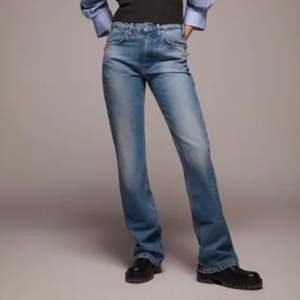 Extremt snygga jeans från Zara med lite vintage stil🤩                                  Dem är även långa i benen så den sitter jättesnyggt🌟                      Lappen och allt är kvar så dem är som helt nya🌟