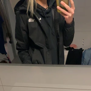 The north face jacka - Intressekoll på min the north face jacka. Inköpt i slutet av januari knappt använd. Helt slutsåld