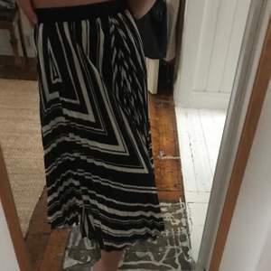 Plisserad kjol från H&M i svartvit mönster och resår i midjan så den passar både större och mindre 🌸