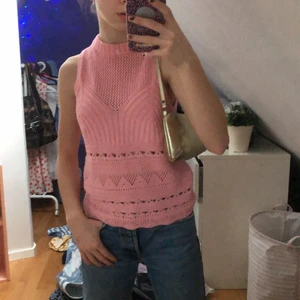 Zara väst  - Super fin slutsåld trendig väst från zara! Nästan helt onandvänd men verkligen så fin !! Köptes för 299kr elr mer💞💟  så jäkla gullig och passar till allt💞😋💟🙌🏽🙌🏽😫😫👌🏽👌🏽 väldigt många fina detallijer oxå , skriv för fler bilder! BUDA I KOMMERNARENA OM NPGON VILL!!! 💞🙌🏽💟💟