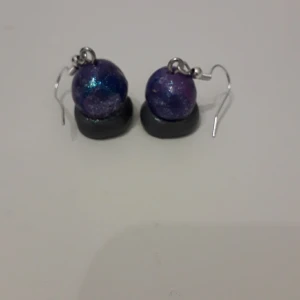 spåkulörhängen  - Säljer örhängen för 45 kr. Frakt ingår 