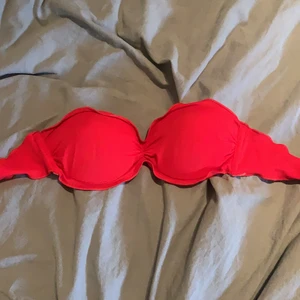 Röd bikinitopp  - Aldrig använd bikini eftersom den är för liten, endast testad. Frakten ingår i priset.