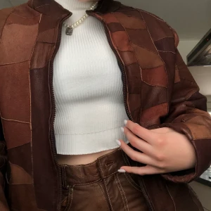 Vintage patchwork läderjacka strl M/L - Säljer denna superballa läderjacka köpt på second hand✨ Den har ingen lapp så vet inte storleken, men skulle gissa M/L och den passar snyggt oversized på mig som är XS/S. Budgivning sker privat, skriv gärna till mig om du har frågor eller vill ha fler bilder🌸 Frakt tillkommer !KÖP DIREKT FÖR 300!