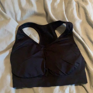 Svart träningstopp  - Superskön träningstopp som inte passar längre därav säljer jag den. Frakten ingår i priset!