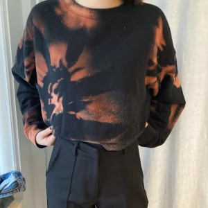 Sweatshirt  - En cropped tröja från Monki som vi blekt själva! Bra kvalitet och jätte skön🤍 Tröjan är i storlek S, men passar xs-m beroende på hur man vill att den ska sitta