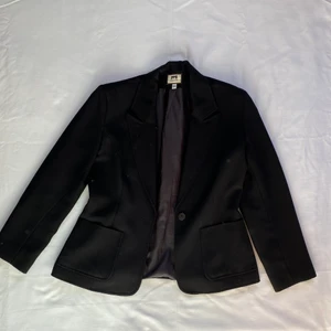 Vintage kavaj - Superfin svart vintage kavaj från märket joy. Storlek 38 vilket motsvarar m. Den är i jättefint skick🖤