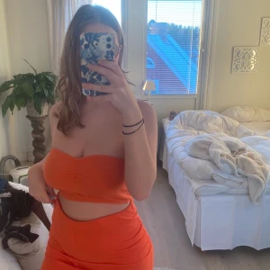 Bandoe top och en tajt kjol i aprikosfärgad  - Kjolen är storlek M och toppen i S. Knappt använda och köpt i en butik i USA för några månader sedan. Materialet är bomull och passformen är bra 