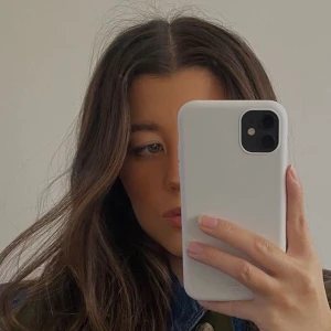 Mobilskal - Vitt skal från holdit, använt en gång. Köptes för 149kr och säljer nu för 90kr inkl frakt! Passar iphone 11/XR