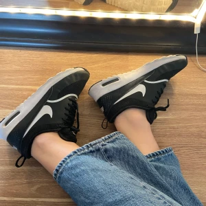 Nike air max thea  - Nike skor köpta för ett tag sedan men sparsamt använda, inte slitna, endast lite bruna på den vita delen. Storlek 36 men passar 35. Frakt ingår i priset🧡 