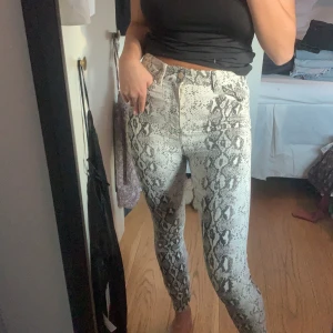 Ormskinns mönstrade jeans från zara - Skit coola, anvönda 1 gång storlek34❤️