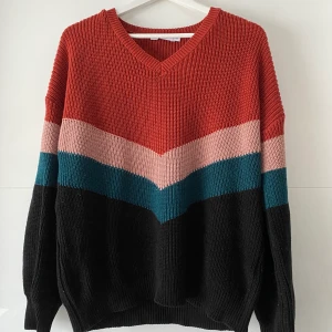 St - Säljer denna snygga stickade tröja ifrån NAKD. Storleken är en oversized XXS men passar mig som vanligtvis har S/M. Köparen står för frakt 💞