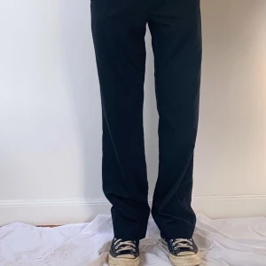 Svarta kostymbyxor - Svarta felfria kostymbyxor, passar en som är 173-180 ungefär. Unisex. Lånade bilder😊