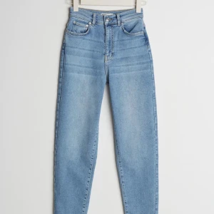 Gina Tricot Mom Jeans  - Kortare passform. Näst intill oanvända. Storlek 34/XS.