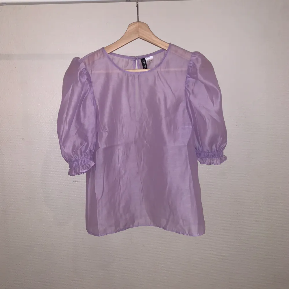 Lila mesh blus med puffärmar från hm Strl XS. Toppar.