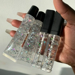 Personligt/customised läppglans  - Just nu bjuder jag på customised läppglans, där kunder välja vilken smak och färg på läppglans de beställa.  Det vill säga att du väljer hur din läppglans ska ser ut (smak, färg, genomskinlig, pigmenterad, gliter) och jag utvecklar den för dig. På bilder är bara exempel på läppglans. ♡ Läppglanset kommer inhåller organic cocosolja,  E vitamin, smak olja och vegetarisk läppglans bas ♡ Smak att välja på: peppermint, citron, marshmellow, cinnamon, apricot, ananas, cherry, caramel, Coconut, cotton candy, apelsin, mint, mintchoklad, bubblegum, jordgubb och grön äpple.  ♡ Priser: Stor wand tube( 9ml)- 50kr, Liten wand tube(7ml)- 40kr ♡ Frakt: 12kr.  ♡ 