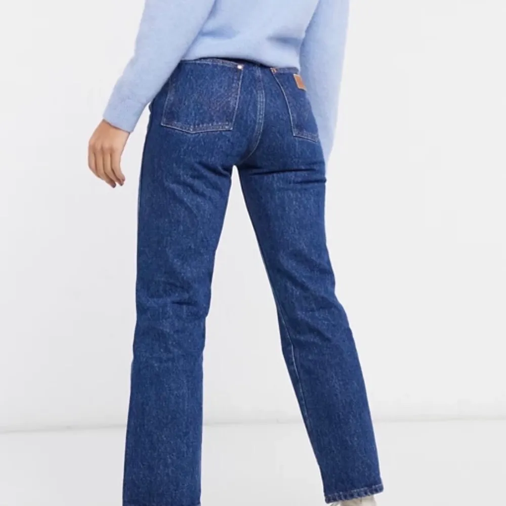 Nyköpta Wrangel byxor, helt oanvända med lappar kvar. Skitsnygga och sköna. Passar bra på mig som är 160 och bär 36-38. Frakt betalar du ❤️ Pris kan diskuteras! . Jeans & Byxor.