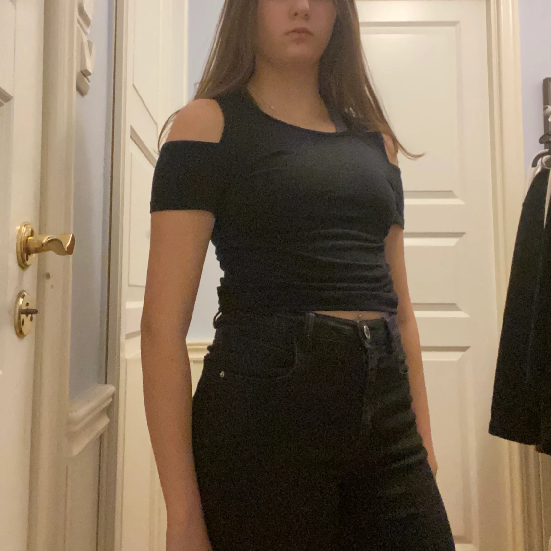 Svart ofshoulder tröjan