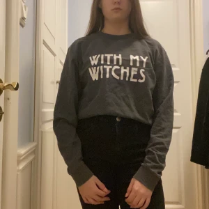 Grå tröja - Grå långarmad tröja med tryck. Säljs då den inte riktigt är min stil. Köparen står för frakten.