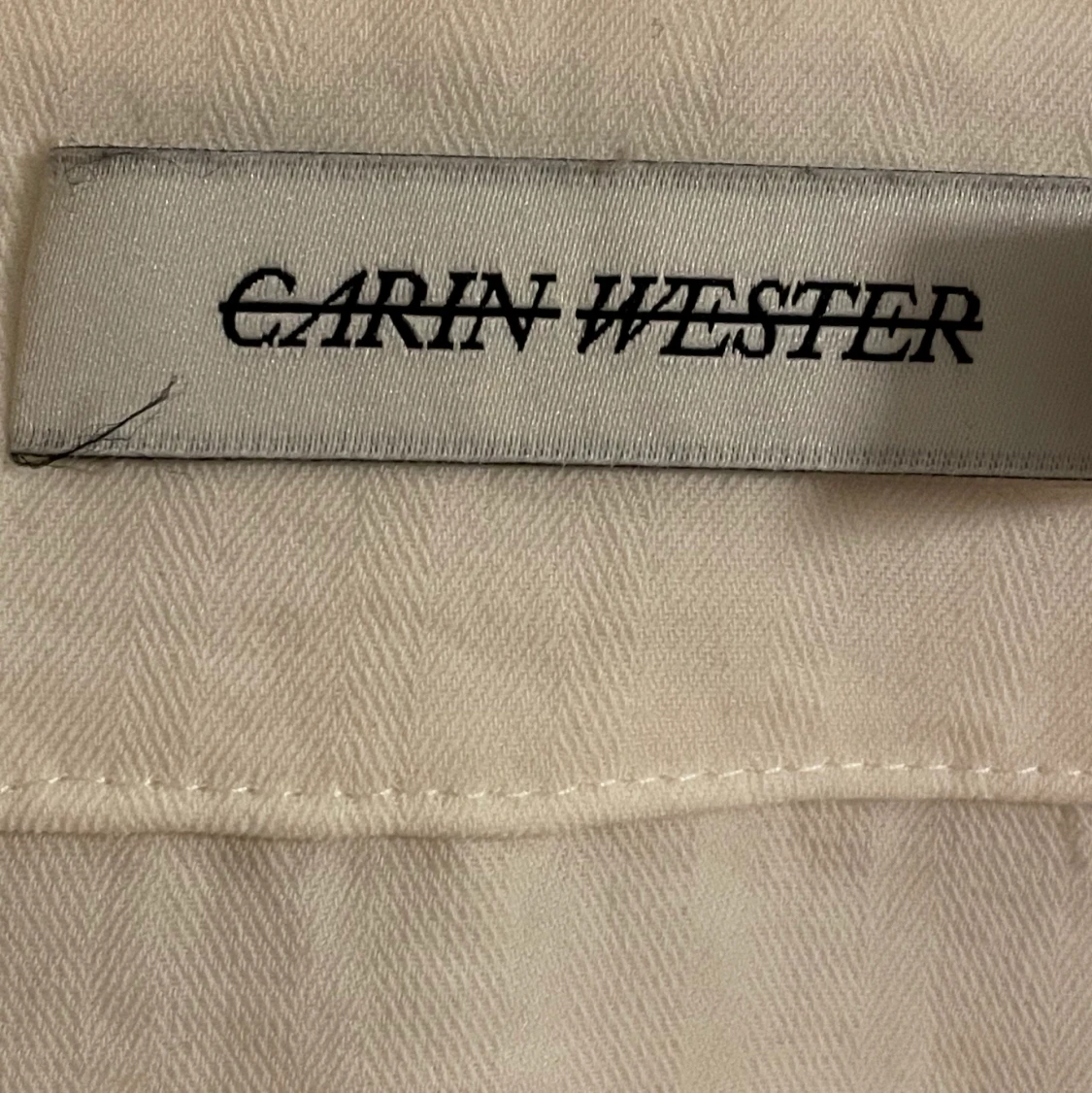 Carin Wester vit blus med bruna knappar - 91