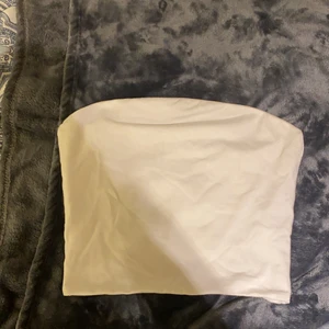 Vit topp - Vit topp från bik bok , fint skick , pris kan diskuteras , nypris 100kr