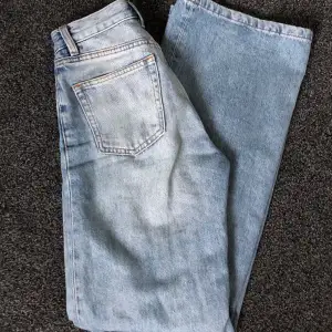 Säljer mina fina jeans från monki i modellen Yoko. Säljer för att de inte kommer till användning längre. Storlek 24 och sitter superfint. Jag är 162cm lång och på mig är dem ner till golvet. Jättebra skick, nypris 400kr. Jag säljer för 200kr😍💕😍💕