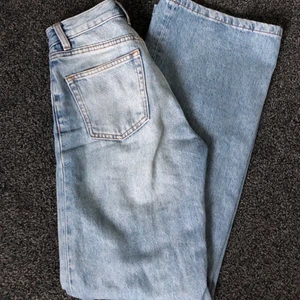 Monki Yoko mod blue jeans - Säljer mina fina jeans från monki i modellen Yoko. Säljer för att de inte kommer till användning längre. Storlek 24 och sitter superfint. Jag är 162cm lång och på mig är dem ner till golvet. Jättebra skick, nypris 400kr. Jag säljer för 200kr😍💕😍💕