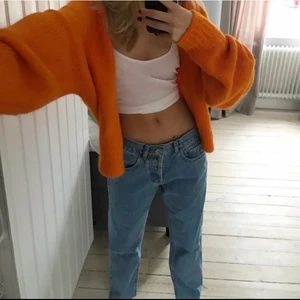 lågmidjade jeans - säljer dessa snygga lågmidjade jeans då de var för små i min midja. de är helt nya och har lappen kvar, vet ej nypris då jag köpte de av en tjej på instagram men jag betalade 500 för de (förra ägarens bilder och hon är ca 165) kan tyvärr ej skicka fler bilder då de som sagt var för små. köpare står för frakt💕💕