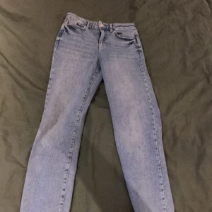 Bagger jeans storlek 34 oanvända  - Den är köpt för 1 år sen och helt oanvänd, 