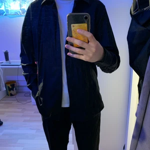 Skjorta från Bläck i strl L - Skjorta i passformen slim fit från Bläck i storlek L. Riktiga bra skjorta till att ha över en vit T-shirt! Riktigt snygg och bekväm. Skjortan är i bra skick och har inte använts jättemycket. Säljes på grund av att jag använder inte den längre.