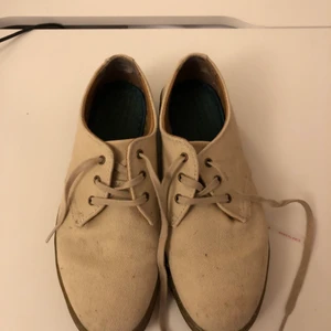 Dr Martens, stl 39 - Säljer dessa fantastiska beiga, låga Dr Martens i stl 39. Använda ett fåtal gånger då de är lite små på mig, så förhoppningsvis passar de någon annans fötter bättre 💘