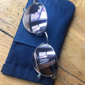 Solglasögon  - Säljer dessa glasögon, är i väldigt bra skick då de är oanvända !! Kontakta mig i dm om du skulle vara intresserad 🥰