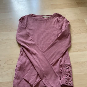 Rosa långärmad 146-152 - En rosa långärmad mad flätor på sidorna. Denna säljes för att jag inte använder den längre. Från kaphal i strl 146-152. !! Tvättas innan den skickas, köparen står för frakten!!
