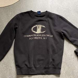 Champion sweatshirt i storlek SMALL men skulle säga att det är en MEDIUM eller oversize.