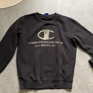 Sweatshirt Champion - Champion sweatshirt i storlek SMALL men skulle säga att det är en MEDIUM eller oversize.