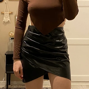 Shein miniskirt  - Svart omlottkjol i läderimitation🖤 Aldrig använd, alltså nyskick!