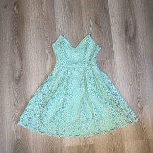 Spetsklänning - ÄLSKAR DENNA KLÄNNING!! så himla fin klänning jag köpt på H&M för 699 kronor. Dragkedja vid sidan. Står ej för frakten. Säljs pga för liten. 170 inkl frakten. 