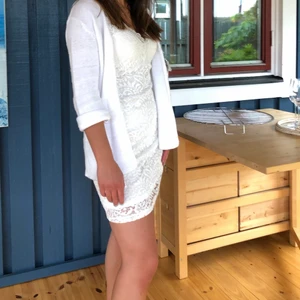 spetsklänning  - Jättefin vit klänning i spets. Använd endast vid 2 tillfällen så i bra skick. Sitter tight och har en smickrande passform. Storlek S från Vero Moda. 