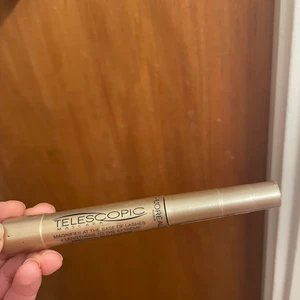Telescopic mascara  - Bästsäljande mascaran Telescopic från Loreal Paris. Använd ca 5 gånger, relativt ny. Frakt tillkommer på 25 vid leverans, kan annars mötas upp runt Södermalm!  