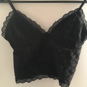 Svart spetslinne  - Svart spetslinne från hm,  storlek m, använd fåtal gånger, fint skick. Fler bilder kan skickas vid intresse. Köpare står för frakt.