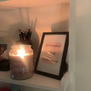 Rosa Fotoram - Helt ny fotoram köpt på dollarstore för 120kr. Säljs på grund av att jag gillar inte den längre det är inte min stil. Väldigt liten ungefär 20cm. Passar bra på hyllor i ditt sovrum.