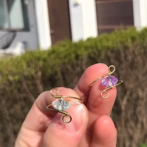 Kristallringar  - Handgjorda ringar utefter dina mått☺️🦋 en closeup på en av mina favoritvarianter!💫💗 endast 30kr och finns i många olika färger🌸