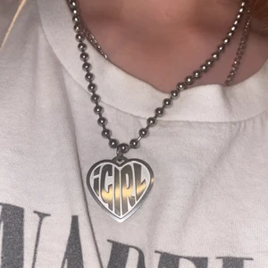 Igirl pendant - Det här halsbandet är en kopia av igirl pendent och det står ”please return to heaven på baksidan”.