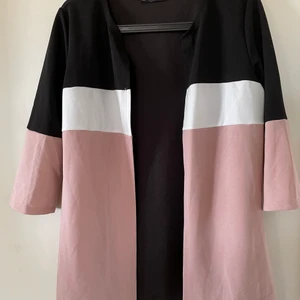 Kofta - En tunnare kofta från SHEIN. Passar till allt tycker jag.