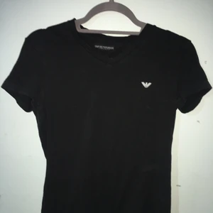 Emporio Armani T-shirt XS - Äkta t shirt från Armani i storlek XS, aldrig använd så den är i princip nyskick. Priset kan diskuteras, kontakta för mer bilder och bilder på hur den sitter. Köparen står för frakten.